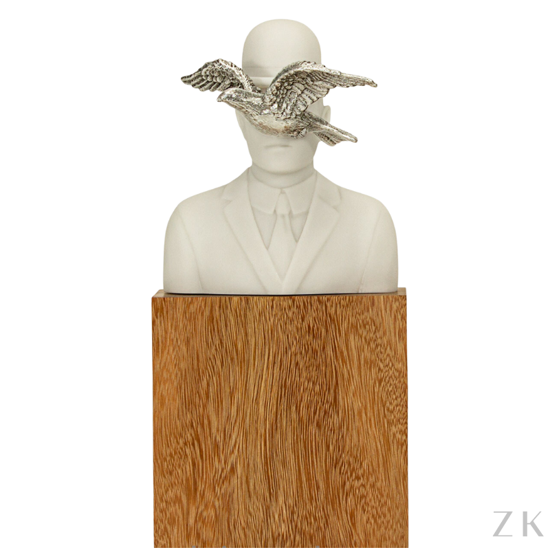 ESCULTURA HOMEM COM GAIVOTA 